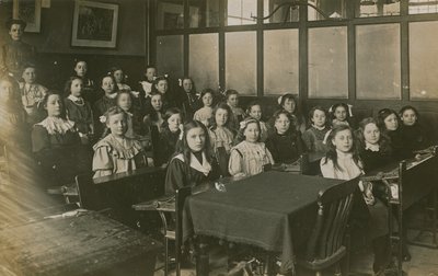 Dívky sedící ve třídě od English Photographer