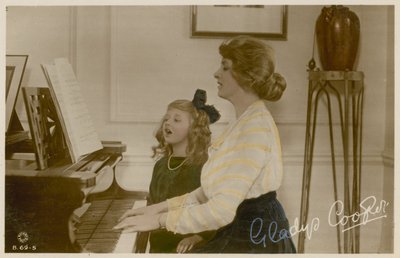 Gladys Cooper a dívka u klavíru od English Photographer