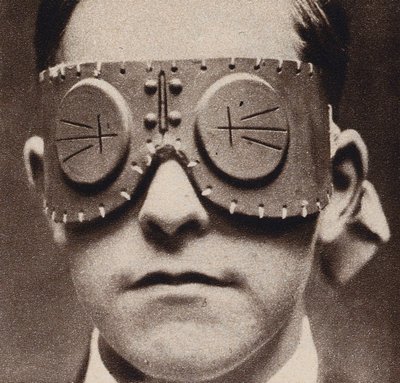 Brýle chránící nositele před střepinami granátů, 1. světová válka (čb fotografie) od English Photographer
