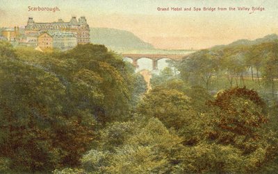 Grand Hotel a most, Scarborough (barevná fotografie) od English Photographer