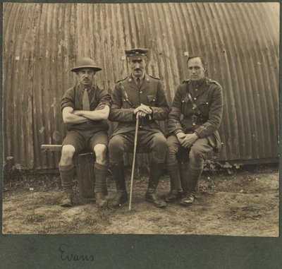 Skupina tří vojáků před chatou Nissan, kolem roku 1914-18 od English Photographer