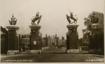 Hampton Court Palace Trophy Gates od English Photographer