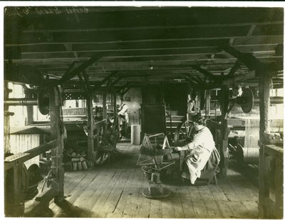 Ruční tkaní, Hughesova továrna č. 2, 1923 od English Photographer
