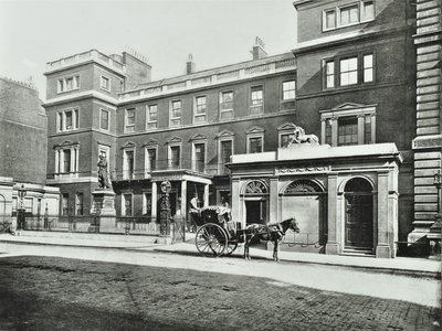 Hansom taxi před válečnou kanceláří Pall Mall, Willis Collection, 1890 od English Photographer