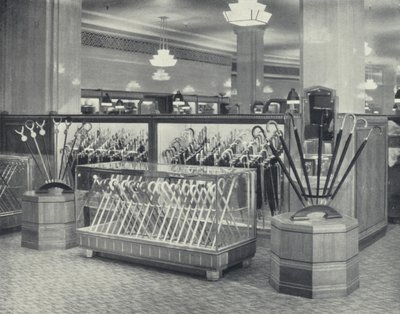Obchodní dům Harrods, pult na deštníky (černobílá fotografie) od English Photographer