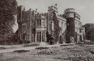 Hrad Hawarden, domov anglického politika a premiéra Williama Gladstonea, Hawarden, Flintshire, Wales (černobílá fotografie) od English Photographer