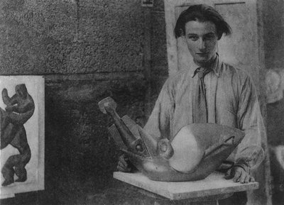 Henri Gaudier-Brzeska se svou sochou „Bird Swallowing Fish“ v Kettle