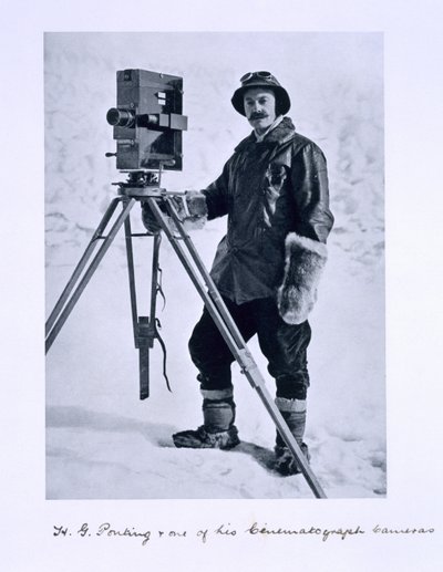 Herbert Ponting (1870-1935) s kinematografickou kamerou na expedici Terra Nova (1910-13) na jižní pól pod vedením kapitána Scotta, 1910-12 od English Photographer