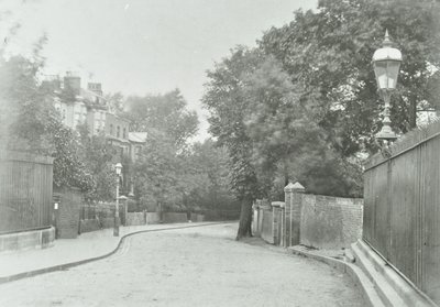 Highgate Archway: východní přístup se starou lampou připevněnou k zábradlí, 1896 od English Photographer