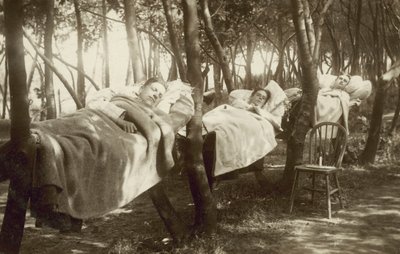 Sběrači chmele spící v houpacích sítích na farmě v Kentu (černobílá fotografie) od English Photographer