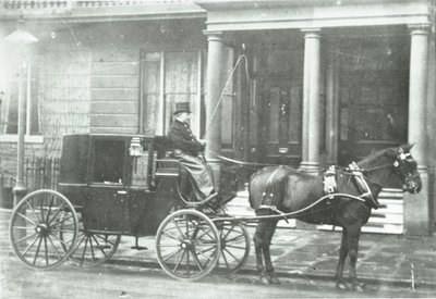 Kabina tažená koňmi, 1890 od English Photographer