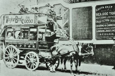Omnibus tažený koňmi s cestujícími, 1899 od English Photographer
