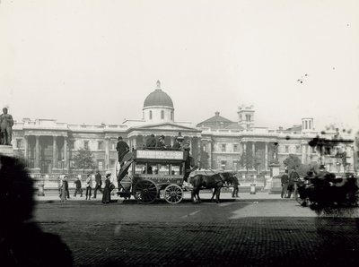 Přeprava tažená koňmi na Trafalgar Square od English Photographer