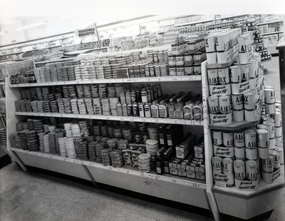Ulička s domácími potřebami, obchod Woolworths, 1956 od English Photographer