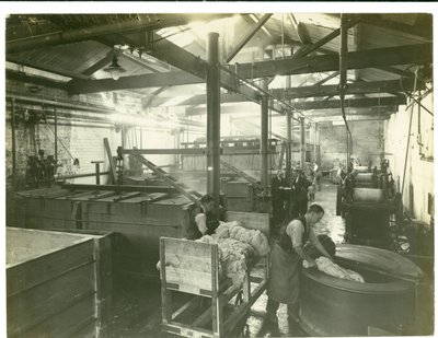 Hydraulicky ovládaná barvírna, továrna na koberce, 1923 od English Photographer
