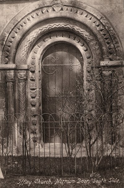 Iffley Church, Norman Door, South Side (černobílá fotografie) od English Photographer