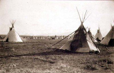 Indiánské stany, vyfotografované Royal Engineers na čtyřicáté deváté rovnoběžce (sépiová fotografie) od English Photographer