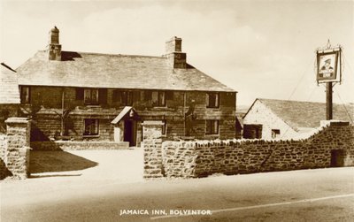 Jamaica Inn, Bolventor, Cornwall, známý tím, že je spojován s cornwallským pašováním a oslavován ve stejnojmenné knize Daphne Du Maurier (černobílá fotografie) od English Photographer