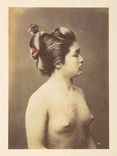 [Japonské] Dívky koupající se, Polodlouhý pravý profilový portrét nahé mladé ženy,  Fotograf: Neznámý  Lucas Collection: Fotografický záznam světového turné Charlese Jamese a Mortona P, Lucase od English Photographer
