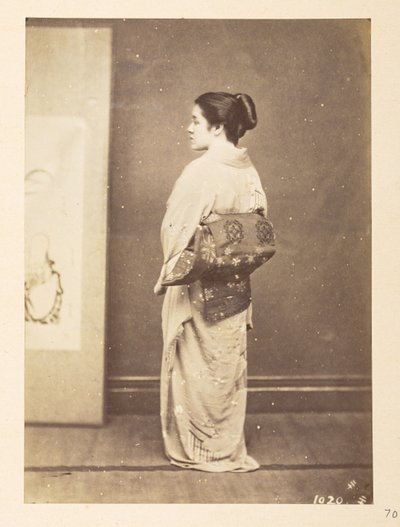 Japonka v tradičním oděvu, Fotograf: Neznámý  Lucas Collection: Fotografický záznam světového turné Charlese Jamese a Mortona P, Lucase od English Photographer
