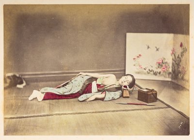 Japonka spí,   Studiový portrét mladé Japonky spící, jedno prso odhalené a s hlavou položenou na dřevěném polštáři,  Fotograf: Neznámý  Lucas Collection: Fotografický záznam světového turné Charlese Jamese a Mortona P, od English Photographer