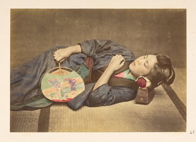 Japonka spí, Tříčtvrteční studiový portrét mladé japonské ženy spící, v pravé ruce drží vějíř a hlavu má položenou na dřevěném polštáři,   Fotograf: Neznámý  Lucas Collection: Fotografický rekord světa t od English Photographer