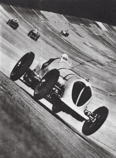 Závodní Napier-Railton Johna Cobba v Brooklands (čb foto) od English Photographer