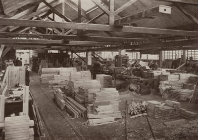 Truhlárna, Burton-on-Trent: Pohled na truhlářskou strojírenskou dílnu č. 2 (černobílá fotografie) od English Photographer