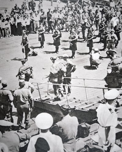 Kilted dudáci hrají na břehu z 1. praporu Argyll a Sutherland Highlanders z HMS Ceylon v Pusanu, 29. srpna 1950 (černobílá fotografie) od English Photographer