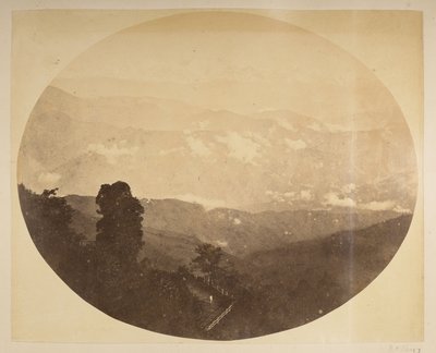 Kanchenjunga z kopce poblíž radnice, [Darjeeling]. Pohledy na Darjeeling ze 70. let 19. století od English Photographer