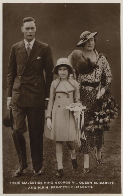 Král Jiří VI., královna Mary a jejich nejstarší dcera, princezna Alžběta (černobílá fotografie) od English Photographer