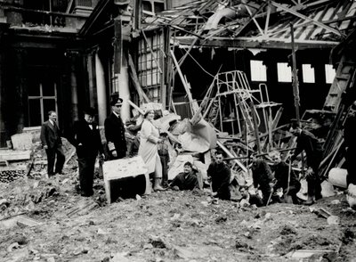 Král Jiří VI. a královna Alžběta spolu s Winstonem Churchillem zkoumají škody způsobené bombou, pravděpodobně do Buckinghamského paláce (černobílá fotografie) od English Photographer