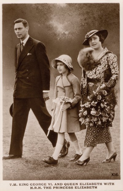 Král Jiří VI a královna Alžběta se svou dcerou princeznou Alžbětou (později královnou Alžbětou II.) (černobílá fotografie) od English Photographer