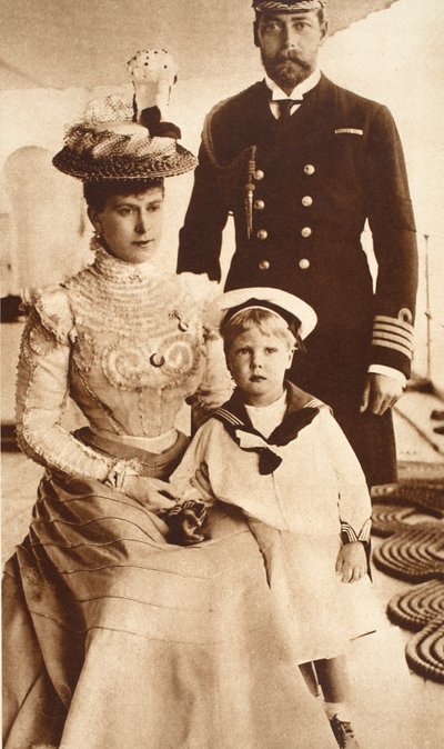 King George V, Queen Mary a jejich syn Edward VIII, na palubě H.M.S. Crescent, kolem roku 1899 od English Photographer