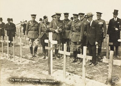 Král Jiří V. na hřbitově, Passchendaele od English Photographer
