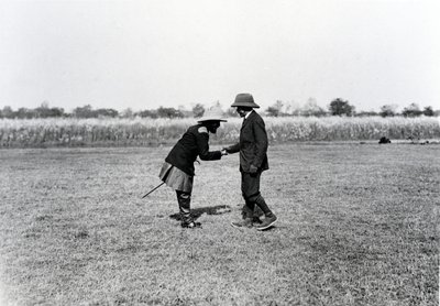 Král Jiří V. zdraví nepálského mahárádžu od English Photographer