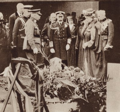 Král Jiří V. vzdává hold u hrobu sestry Edith Cavell v Belgii (černobílá fotografie) od English Photographer