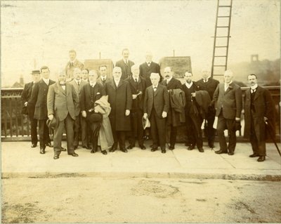 Rekonstrukce mostu Kirkstall Bridge, otevřel radní F. M. Lupton, J.P., 28. června 1912 (čb fotografie) od English Photographer