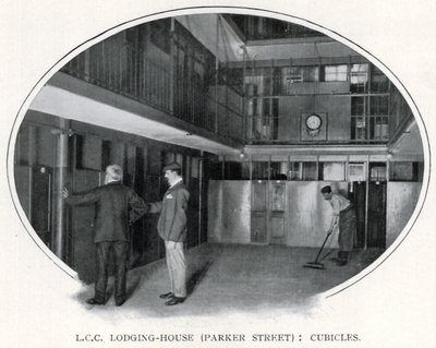 L.C.C. Ubytovna (Parker Street): Skříňky (č/b foto) od English Photographer