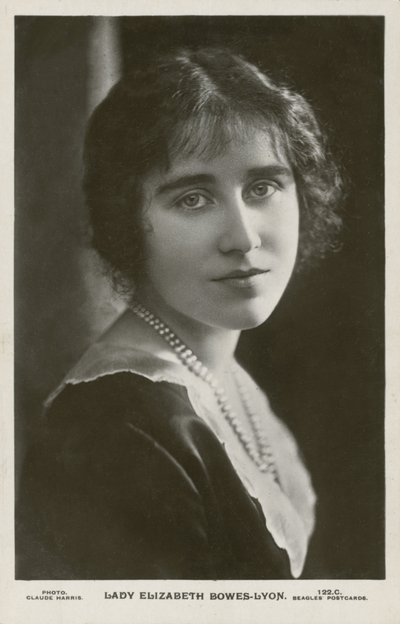 Lady Elizabeth Bowes-Lyon (černobílá fotografie) od English Photographer