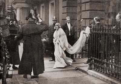 Lady Elizabeth Bowes Lyon na cestě na svatbu 26. dubna 1923 s H.R.H. Vévoda z Yorku, pozdější král Jiří VI., z Příběhu dvaceti pěti let, vydaný v roce 1935 od English Photographer