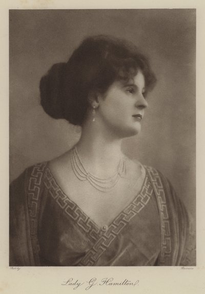Lady G Hamilton (čb fotografie) od English Photographer