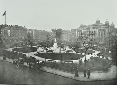 Leicester Square, Westminster LB: při pohledu na severovýchod, 1896 od English Photographer