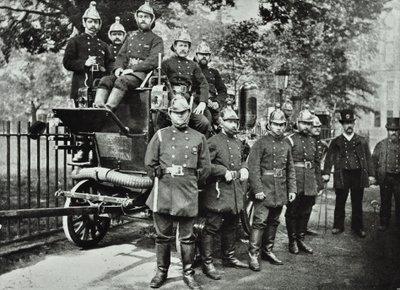London Fire Brigade: skupina hasičů, s motorem a otočnými kohouty, 1895 od English Photographer