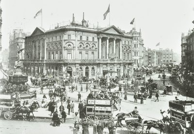 London Pavilion, Piccadilly Circus, Westminster LB: Pohled na východ, 1895 od English Photographer