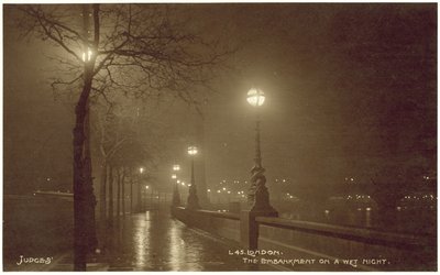 Londýn, nábřeží za deštivé noci (čb fotografie) od English Photographer