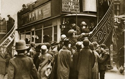 Londýňané spěchající na autobus na Ludgate Hill (sépiová fotografie) od English Photographer