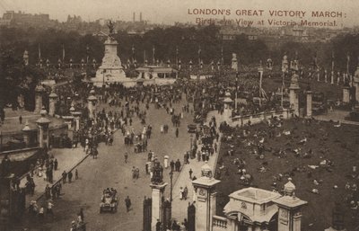 Londýnský Great Victory March, pohled z ptačí perspektivy na Victoria Memorial (č/b foto) od English Photographer