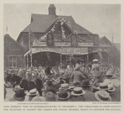Návštěva lorda Robertse v Pietermaritzburgu dne 4. prosince, kdy vrchní velitel opouští platformu, aby zkontroloval jednotky a indiánské nosiče, postavené naproti stanici od English Photographer