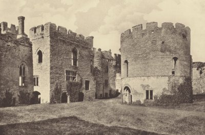 Hrad Ludlow, vnitřní oddělení a kruhová kaple (čb fotografie) od English Photographer